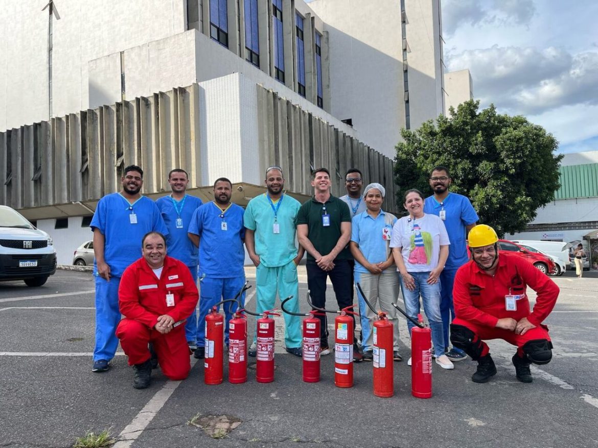 Maqueiros do Hospital de Base do DF são treinados para compor brigada de incêndio - Revista Incêndio