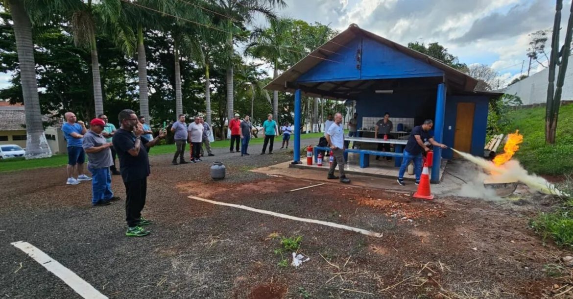 Servidores de Londrina, PR, recebem treinamento de combate a incêndio - Revista Incêndio