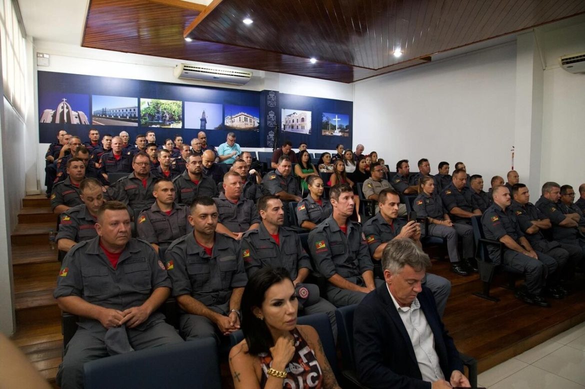 Batalhão em Cruz Alta, RS, forma turma de bombeiros civis e recebe incrementos - Revista Incêndio