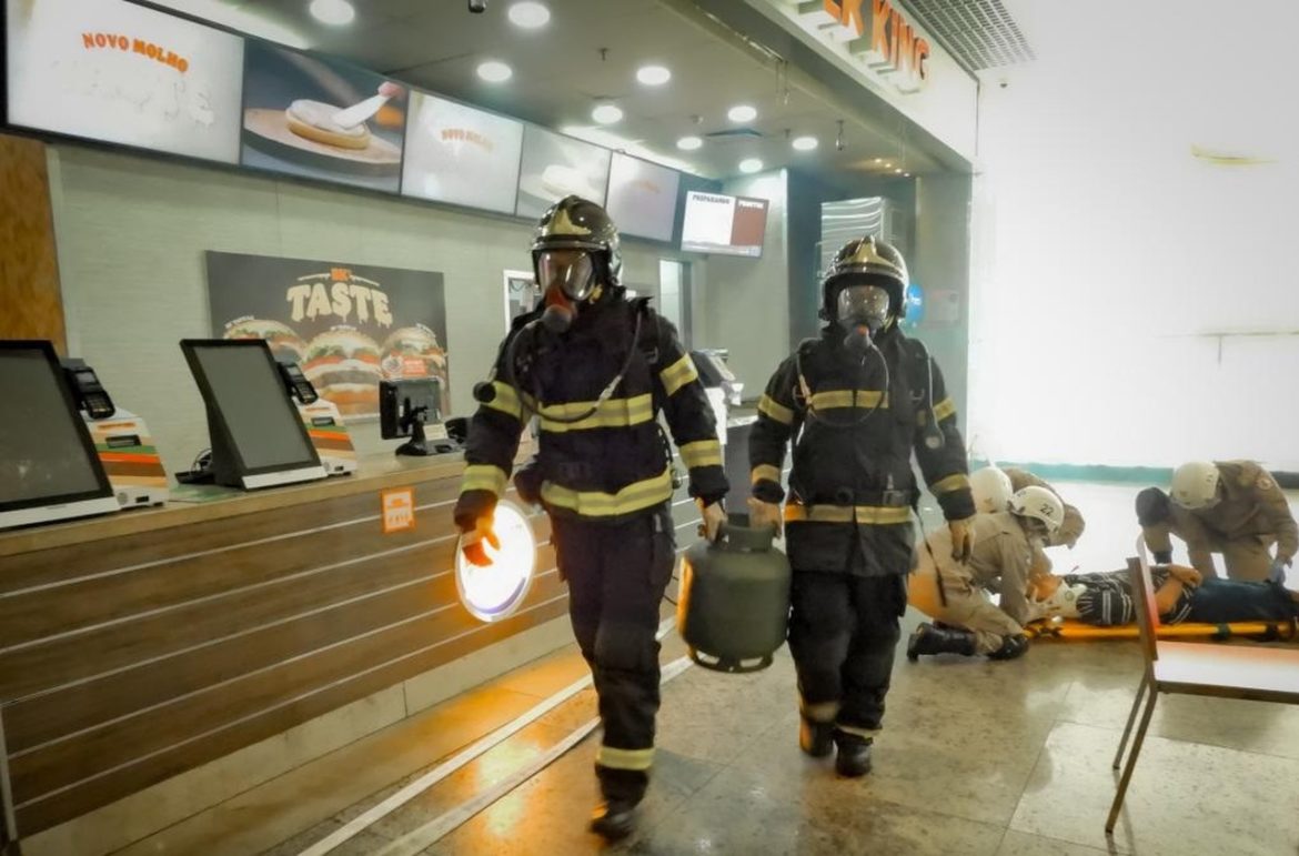 Simulados e capacitações otimizam o atendimento de bombeiros em estabelecimento comerciais - Revista Incêndio