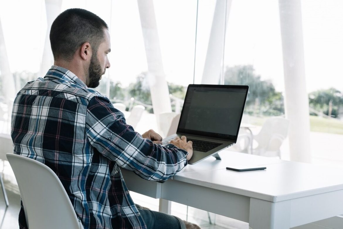 Cresce procura por equipamentos ergonômicos, especialmente para uso de notebooks - Revista Cipa