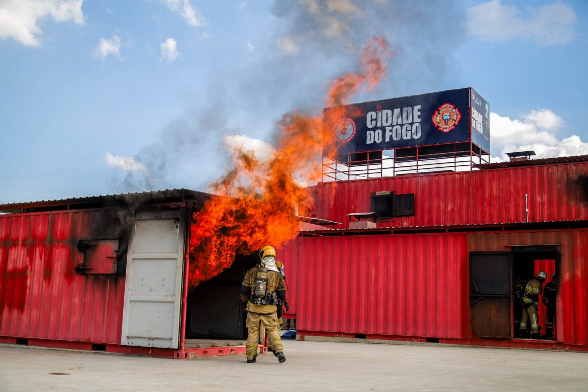 Investimentos em centros de treinamento elevam habilidades dos bombeiros nas ocorrências - Caderno Incêndio