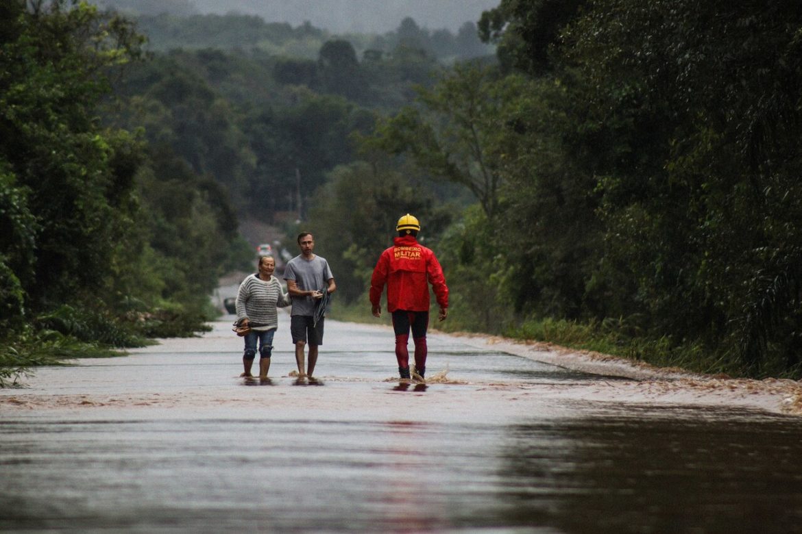 Um ano da enchente no RS integração e desempenho dos bombeiros foram vitais para resiliência - Revista Incêndio