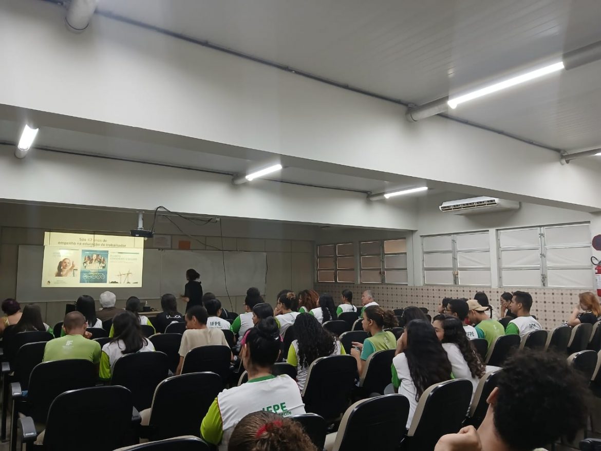 8º Workshop do IFPE.foca no princípio de “Ensinar para aprender a ensinar – Educar para transformar” - Revista Cipa